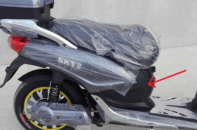 PLASTICA CENTRALE SOTTO SELLA DOVE SI INNSESTA IL CARICA BATTERIE - bici elettrica scooter sky II tipo z-tech