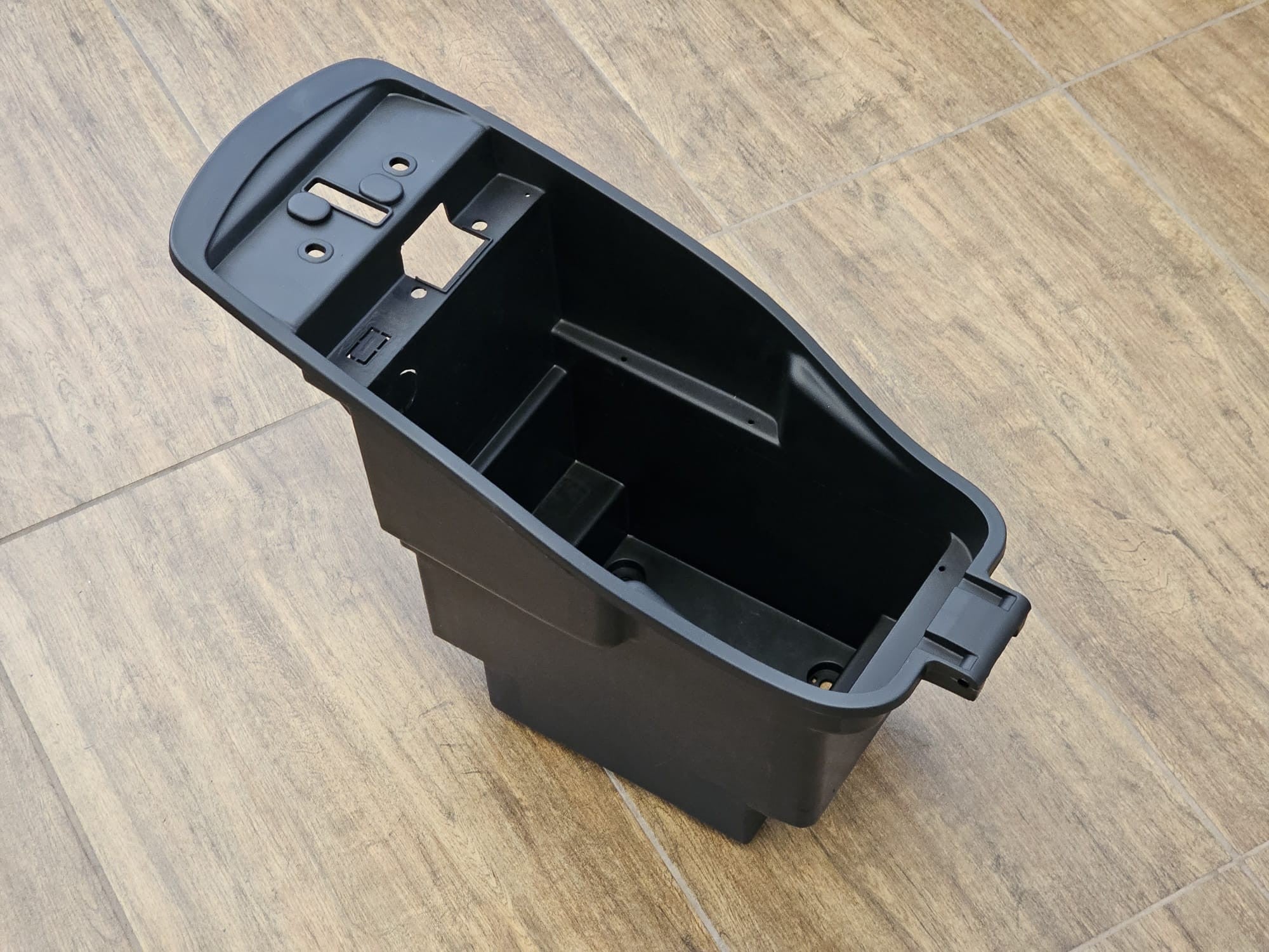 PLASTICA SOTTO SELLA PORTA BATTERIE PER SCOOTER ELETTRICO SKY II REVENGE